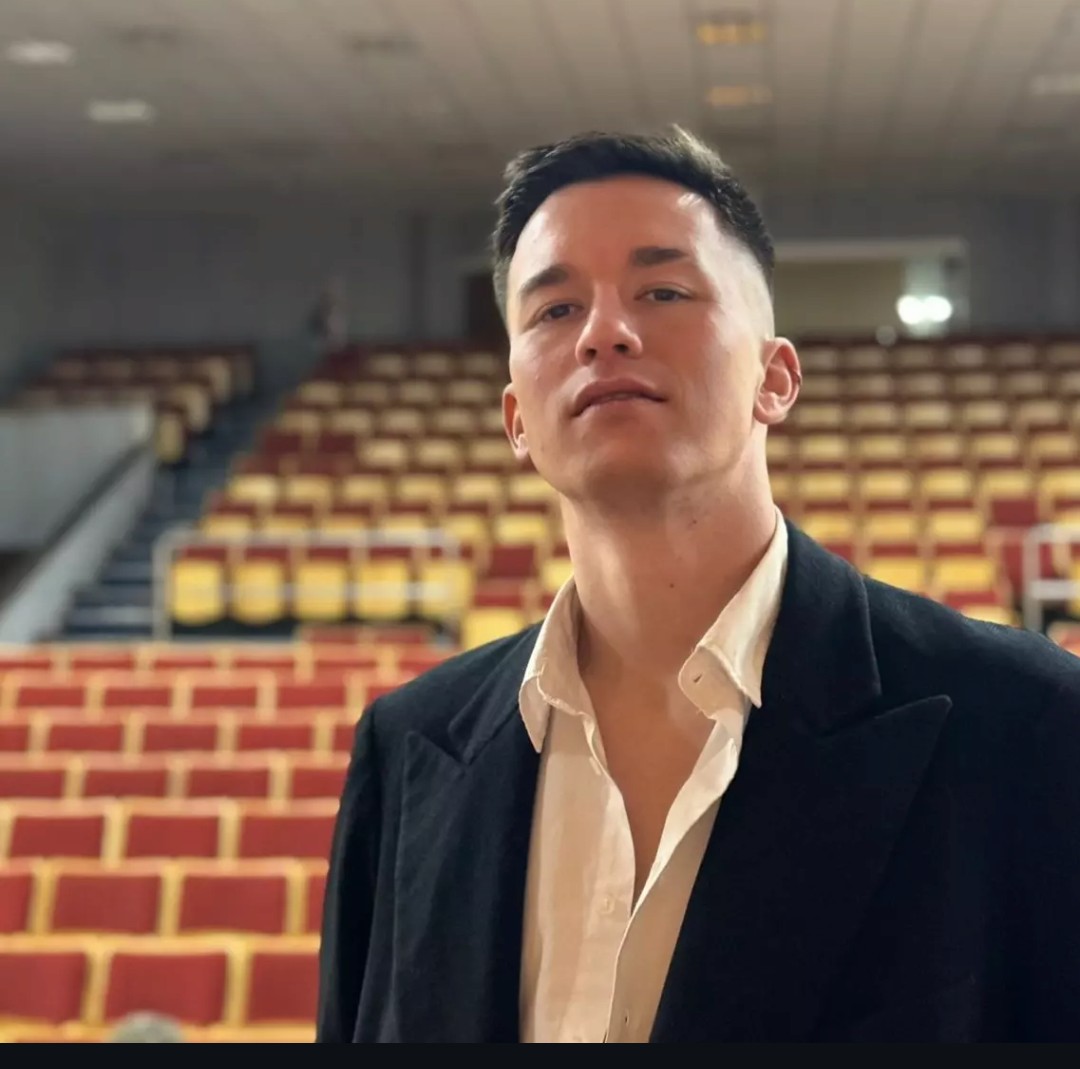 Retrato de Lucas Cortese en las gradas de un estadio